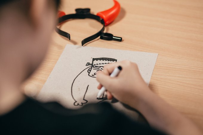 dziecko rysujące przy biurku