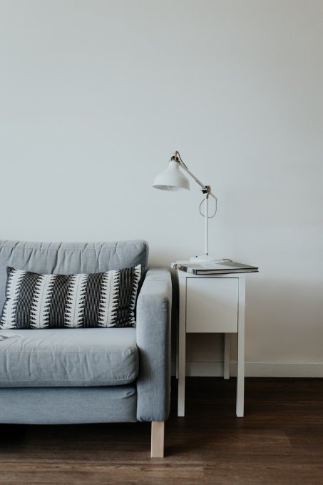 lampa i sofa w stylu skandynawskim